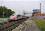 ICE 4 Nr. 9025 passiert hier am 20.5.2024 um 9.23 Uhr den im Umbau befindlichen Bahnhof Hasbergen. Nächster Halt ist Osnabrück HBF.