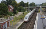 Ein ICE 4 in Richtung Münster durchfährt hier gleich am 16.8.2025 um 8.46 Uhr die neue Bahnsteig Fussgänger Brücke im Bahnhof Hasbergen, von der es nun einen neuen Fotopunkt gibt.