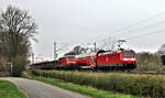 Zugbegegnung bei Streckenkilometer 110 in Hasbergen am 21.3.2026 um 12.58 Uhr:
MZE 218451-3 ist mit dem DRC 21300 mit Ziel Godensholt unterwegs.
DB 146117 schiebt den RE 2 nach Düsseldorf!