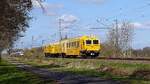 DB InfraGO 782 001 (99 80 9110 079-1 D-DBMP) Fahrbahninstandhaltungszug (FIZ) in Richtung Osnabrück (bei Lembruch, 01.04.2026).