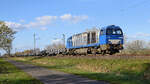 AIXrail 272 410 (92 80 1272 410-2 D-AIX) mit Schotterzug in Richtung Osnabrück (bei Lembruch, 01.04.2026).