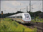 Mit einer Deutschland Bauchbinde verziert kam am 17.6.2026 um 15.36 Uhr der ICE 4 Nr. 9457 in Richtung Osnabr�ck durch den Bahnhof Hasbergen.