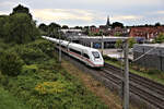 ICE 4 ist hier in der Ortsmitte von Hasbergen am 16.08.2026 um 18.57 Uhr auf der Rollbahn zum n�chsten Halt in Osnabr�ck HBF unterwegs.