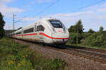 Ein ICE 4 mit der Nummer 2090 hat hier am 29.8.2026 gerade den Lengericher Tunnel durchfahren und ist um 11.00 Uhr in der Bauernschaft Schollbruch auf der Rollbahn in Richtung Osnabr�ck unterwegs.