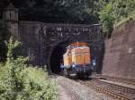 Nach einem Werkstattaufenthalt bei der TWE verläßt hier die V 161 der Farge Vegesacker Eisenbahn FVE am 1.8.1988 auf dem Weg nach Norden den Lengericher Tunnel.