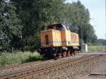 Auf dem Weg nach Lengerich ist hier am 1.8.1988 die V 62 der Farge Vegesacker Eisenbahn FVE an der Landesgrenze Niedersachsen zu Nordrhein Westfalen unterwegs.
