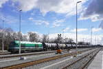 Die 223 156(92 80 1223 156-1 D-EGOO) der ENERCON Eisenbahngesellschaft-Ostfriesland-Oldenburg ist mit einem Tankwagenzug unterwegs nach Wilhelmshaven zum Tanklager.