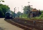Der Sdkopf des Bahnhofs Vechta mit ausfahrender RB 8318 (Delmenhorst–Osnabrck Hbf) am 08.06.1996 