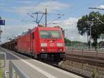 185 271 mit einem Güterzug durchfährt den Bahnhof Leschede.