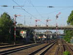 Historische Formsignale in Lingen (Ems). Links unter der Brücke erkennt man das dazugehörige, mechanische Stellwerk. Aufgenommen am 28.06.18 vom Bahnsteig 1 aus.