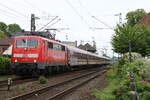 111 158 mit einem Sonderzug von Euroexpress auf dem Weg nach Sande kurz nach verlassen des Bahnhofs Lingen an der Ems am 24.5.2025