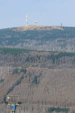 Vom Wurmberg (971 m) geht der Blick hinüber zum Brocken (1142 m) und auf einen Zug der Harzer Schmalspurbahn, der gerade den Königsberg (1034 m) umrundet. Das Bild entstand am 16. September auf einer Rundwanderung Wanderung von Schierke über Elend hinauf auf den Wurmberg und zurück zum Ausgangpunkt. 