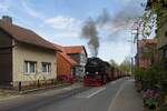 99 7237-3 passiert mit Zug 8945 auf dem Weg zum Brockengipfel die Kirchstraße in Wernigerode (05.05.2022)