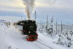 Die letzte Kurve für 99 7240-7 der HSB am 04. Dezember 2023 zum Bahnhof Brocken.