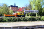 Am 25.04.19 stand ein Liebherr 922(rail), von der Erfurter Gleisbau GmbH, mit einem 2-achsigen Flachwagen der HSB auf einem Nebengleis am Bahnhof Wernigerode-Hasserode.