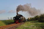 99 5901 ist mit einem Sonderzug zum  Tag der Eisenbahnmuseen  von Quedlinburg über Gernrode, Hasselfelder, Benneckenstein nach Wernigerode unterwegs bei Quedlinburg-Quarmbeck.
