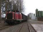 V100 “Emsland” der Emsl�ndische Eisenbahn GmbH (ehemalige 211 308-2) steht abfahrtsbereit in richtung Ocholt mit �bergabeg�terzug 56456 Ocholt-Sedelsberg-Ocholt in Ramsloh am 19-3-2010.