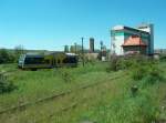 �stliche Bahnhofseinfahrt in Vitzenburg. Das Gleis auf dem der Tw der Burgenlanbahn f�hrt geh�rt zur Unstrutbahn und das zugewachsene Gleis im Vordergrund zur ehemaligen KBS 587 von Vitzenburg nach Querfurt; 10.05.2008