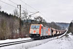 In Hüttenrode fährt die hvle 185 641-8 mit Unterstützung der schiebenden hvle 185 640-0 mit einem Kalkleerzug den Berg hinauf.Bild 10.2.2018