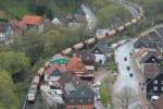 Ein Kalkkesselzug fhrt in den Fels-Werkbahnhof in Rbeland ein; 02.05.2008 