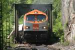 hvle V330.3 �berquert die  Br�cke am Haus am Stein  und verl�sst mit einem G�terzug R�beland; 10.06.2007