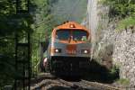 hvle V330.3 verl�sst mit einem G�terzug R�beland. V60.3 schiebt am Zugende nach; 10.06.2007