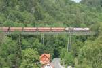 Das Kreuztal-Viadukt in Neuwerk ist 99 m lang, 29,16 m hoch und wurde 1930 in nur acht Wochen Bauzeit erbaut. Es entstand in Rahmen der Umtrassierung der R�belandbahn 1929/30. Durch die Umtrassierung konnte eine weitere Leistungsteigerung der zuvor von der Zahnradbahn zur Adh�sionseisenbahn umgebaute Strecke erreicht werden. Am 11.06.07 um 11.32 Uhr �berquert die MKB V20 mit einem G�terzug das Viadukt in Richtung Blankenburg. 