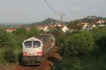 MKB V20 als Bremslok am Ende eines sehr schweren Kalkzuges vor der Kulisse des Schlo� Blankenburg und des Gro�vaters; Blankenburg/Harz, 11.06.2007