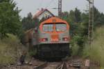 Hvle V330.3 l�uft als Bremslok an einem schweren Schotterzug auf der 51 Promille-Rampe durch Elbingerode mit; 12.06.2007