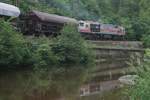MKB V20 verl�sst R�beland und zieht einen schweren Schotterzug die Rampe nach Neuwerk hoch. Das untere Gleis gh�rt zur alten Trasse der R�belandbahn und f�hrt in den Alten Bahnhof von R�beland; 12.06.2007