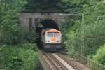 V330.3 fährt aus dem Ostportal des Nebelholztunnels aus und überquert in wenigen Augenblicken in 30m höhe das Kreutztal; 15.06.2007