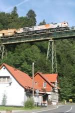 hvle V330.3 berquert mit einem langen Schotterzug das Kreutztal-Viadukt in Neuwerk; 14.07.2006