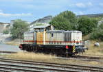 345 292-7 steht am Felswerk Hornberg zwischen Elbingerode und Königshütte und genießt die Sonne.