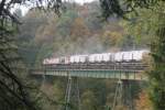V330.3 schiebt einen schweren Kalkzug ber das Krocksteinviadukt; 08.10.2007