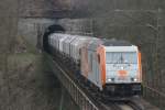 285 001 zieht einen schweren Gterzug durch den Nebelholztunnel und berquert das Kreuztalviadukt.