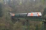 ... Der Sonderzug �berquert mit hvle 185 641 und 185 640 das Kreuztalviadukt. ...