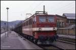 DR 251010 wartet am 14.2.1990 um 12.54 Uhr vor einem Güterzug in Richtung Rübeland im Bahnhof Blankenburg.