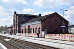 Blick auf das ehemalige Empfangsgebäude der preußischen Staatseisenbahn in Holzminden. Holzminden war einst Grenzbahnhof zwischen dem Braunschweiger und dem preußischen Netz und besaß daher 2 Empfangsgebäude wovon heute nur noch das hierzusehende preußische Empfangsgebäude genutzt wird. 

Holzminden 09.04.2025