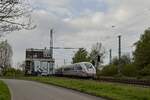 Triebzug 9471 (412 071) passiert als ICE nach Hamburg-Altona das Stellwerk Dortmund-Derne Df (27.04.2023) 