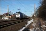 185-CL 001 und eine Schwesterlok am Zugschluss sind von Hamm(Westf) nach M�nchengladbach Hbf unterwegs. (07.03.2010)