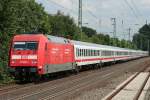 Die 101 008-9 zieht im Sandwich einen IC durch Dsseldorf Eller am 06.08.2010