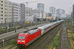 Am trüben 15.12.2023 durchfährt 101 009-9 mit einem IC den S-Bahn-Haltepunkt Düsseldorf-Wehrhahn.