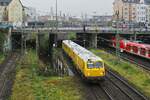 Der Gleismesstriebzug 725 101 ist am 15.12.2023 in Düsseldorf-Wehrhahn auf den Fernbahngleisen in Richtung Duisburg unterwegs. Das linke Gleis gehört zur Güterumgehungsbahn nach Düsseldorf-Lierenfeld, rechts die S-Bahngleise. Im Hintergrund sind die Masten der Strecke von/nach Wuppertal erkennbar, die kurz vor der Einfahrt in den Hauptbahnhof die Strecke von/nach Duisburg überquert.