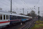 Eine bunte Wagenmischung. Im DZ 13403 Bad Bentheim - Domodossola gefanden sich neben Rheingoldwagen auch 3 Bordbistrowagen. 2 von TRI und einer von Happytrain. Dahinter befanden sich noch mehrere Intercitywagen.

Düsseldorf 30.03.2025
