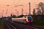 Im allerletzten Licht des Tages fährt Eurostar 4341 durch Düsseldorf Eller Süd in Richtung Düsseldorf Hbf.

Düsseldorf 04.04.2025