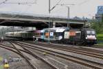 Die MRCE 182 530-6 / ES 64 U2 - 030 zieht den bunten HKX von K�ln nach Hamburg durch D�sseldorf Flughafen am 29.06.2013