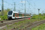 VIAS ET25 2303 als DPN-20022 (Düsseldorf Hbf - Arnhem Centraal) beim verlassen des Bahnhofes Emmerich in richtung Niederlande,  am 27.04.2022, 14.53u.