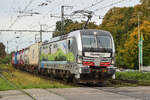 193 106  15Years KombiRail Europe  fährt mit einem Containerzug durch Emmerich in Richtung Oberhausen.

Emmerich 12.10.2024