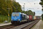 186 942  Attracktive Force  fährt mit einem Containerzug durch Empel-Rees in Richtung Emmerich.