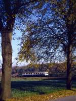 Bei Feldhausen ist am 04.11.1992 bei herrlichem Herbstwetter 515 645 unterwegs.